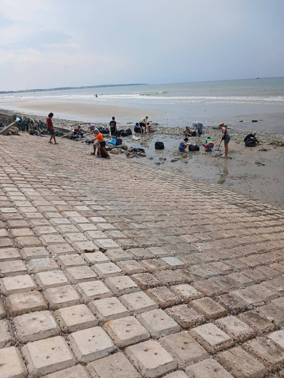Hơn 100 đoàn viên, chiến sĩ ra quân Ngày Chủ nhật xanh tại Mũi Né