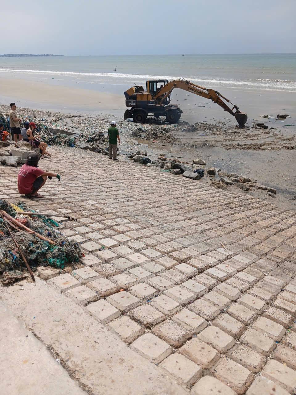 Hơn 100 đoàn viên, chiến sĩ ra quân Ngày Chủ nhật xanh tại Mũi Né
