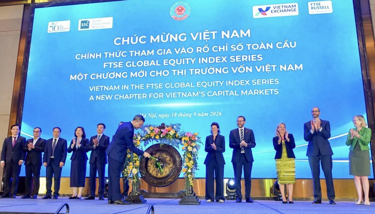 Bộ trưởng Ngô Văn Tuấn thực hiện nghi thức đánh cồng, đánh dấu Việt Nam chính thức tham gia vào chỉ số thị trường mới nổi của FTSE GEIS - Ảnh: chinhphu.vn
